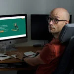 Emil Eriksson framför datorn med Substack på skärmen.